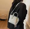 Bolso de mano popular para mujer, novedad de 2025, bolso de hombro con contraste de colores, bolso bandolera tipo cubo de alta gama.