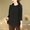 Foto real de una camiseta de manga larga, cuello redondo, talla grande, corte holgado, versátil estilo universitario, simple, base de alta elasticidad