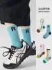 Calcetines para niños ZYZ al por mayor otoño nueva letra calcetines para correr para niños calcetines de tubo deportivos de ocio de goma alta para niños