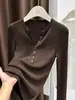 Camisa Base de Tricô Marrom Melard para Mulheres, Novo Estilo Outono/Inverno, Pulôver com Botões de Gola Baixa, Corte Justo, Top de Gola Semi-Aberta
