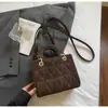 Bolsas Femininas da Moda Deste Ano 2026 Nova Moda de Inverno Bolsa de Mão Bordada Bolsa de Ombro com Acabamento de Luxo e Bolsa Transversal Estilosa
