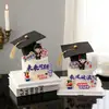 Decoración para Pastel Temporada de Graduación 2026 Goma Suave Birrete de Doctor Niño Niña Cabalgando la Ola de la Vida con un Futuro Brillante Topper Insert