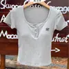 1535 # Rayón con copa incorporada en el busto, cuello en U pequeño, abotonado, manga corta, corte ajustado y adelgazante, top exterior