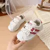 Tênis de Lona com Cabeça de Concha para Meninas 2026 Outono/Inverno Novo Estilo Solado Macio Tênis Esportivo Infantil Moda Versátil Casual
