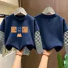 Camiseta de manga comprida para meninos, algodão puro, novo estilo primavera e outono 2026, camada interna listrada para meninos pequenos, camiseta base infantil falsa de duas peças