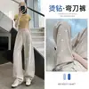 Foto real de jeans de mezclilla resistentes con adornos de pedrería de estrellas para mujer, nuevo modelo de primavera 2026, de cintura alta, pierna ancha, adelgazantes, elegantes pantalones largos