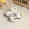 Sapatos para Bebês 2026 Primavera e Outono Unissex Sapatos de Bebê Solado Macio Sapatos Casuais Sapatos Brancos para Crianças Pequenas Sapatos Esportivos Respiráveis