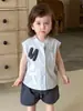 Roupas para Bebê Menino Conjunto de Verão Duas Peças 2026 Estilo Coreano Camiseta sem Mangas com Estampa de Letras Tridimensionais Conjunto de Moda Infantil