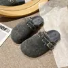 Sandalias Birkenstock estilo retro para mujer, colección otoño 2026, con lana, hebillas metálicas, un diseño casual y cómodo, adecuadas para uso en exteriores, y con estilo mule de punta cerrada