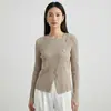 Blusa de Tricô Plissada Estilo Miyake para Mulheres, Novo Design de Primavera e Outono com Frente Assimétrica, Botões Dourados, Cardigan Irregular, Blusa Emagrecedora