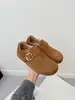 Sapatos Birkenstock de cobertura total com forro de fleece para mulheres, novo modelo inverno 2025, calce fácil, botas de neve de sola grossa, sapatos simples peludos quentes, algodão