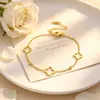 Pulseira fina de miçangas douradas em formato de trevo de quatro folhas vazado, delicada, luxo leve, estilo simples, versátil para o dia a dia, joia requintada e de nicho