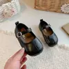 Zapatos planos de punta baja para niñas, nueva colección primavera/otoño 2026, zapatos de piel sintética con punta cerrada para bebés, suela blanda, con cierre de velcro, estilo princesa, modernos