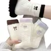 Calcetines de estilo universitario japonés para otoño e invierno, hasta la pantorrilla, combinados con calcetines cálidos, gruesos, suaves, amigables con la piel, con un lazo, que dan un aire juvenil.
