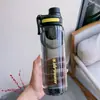 Garrafa de água esportiva de grande capacidade, design estiloso para homens e mulheres, perfeita para o verão, simples e durável, resistente ao calor, com infusor de chá, e feita de plástico, tornando-a resistente a quedas