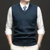 Novo colete de lã com gola V espesso de inverno para homens, tricotado com padrões sutis, sem mangas, decote em formato de coração, quente e aconchegante