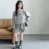 Conjunto de sudadera para niña, colección otoño 2026, estilo otoño/primavera, chal a rayas, sudadera bordada, falda plisada, estilo preppy, conjunto de tres piezas
