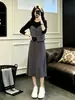 Deslumbrante conjunto de outono e inverno para mulheres, emagrecedor e elegante, com um toque de luxo, apresentando um top e saia de duas peças falsas