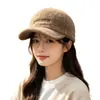 Nueva gorra de béisbol de felpa a cuadros retro para otoño e invierno para mujer, estilo coreano con letras bordadas, moderna y versátil, gorra de béisbol cálida