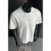 Camiseta Masculina Estilo Americano Desconstruída de Alta Durabilidade com Rebites, Manga Curta, Design Simples com Bordado de Letras, Tops de Ombro Regular com Manga Meia-Manga para o Verão