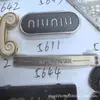 Venta Directa de Fábrica de Diversas Placas de Aleación de Zinc Marca Miao, Etiquetas de Letras Metálicas, Etiquetas Cosidas a Mano y Etiquetas para Ropa