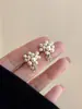 Pendientes de flor de perla microincrustada de lujo ligero elegante francés diseño de nicho elegantes tachuelas estilo occidental pendientes