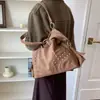 Bolso de mano transfronterizo estilo retro con tachuelas para mujer, nuevo bolso tote de moda 2026, bolso de mano simple de gran capacidad
