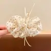Pinza de plátano en forma de corazón Melard marrón, un accesorio para el cabello sofisticado y minimalista con un lazo y diseño floral