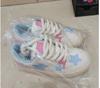 Baikuang, estilo coreano 2023, nuevos zapatos de mujer de alta gama, zapatos de tablero de estrella de moda que combinan con todo, zapatos blancos planos de nicho estilo Hong Kong