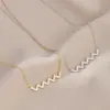 Cadena de Clavícula Elegante Bañada en Oro Real con Circonita Microincrustada Diseño de Nicho Femenino Sentido del Diseño Geométrico Collar con Letra W Collar Distintivo
