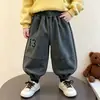 Calça de moletom nova e moderna para crianças para primavera e outono, calça jogger casual folgada para bebês e crianças pequenas, calça esportiva longa folgada para bebês meninos, roupas infantis
