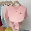 Camiseta de Cuello en V con Logo de Caballo Trenzado Bordado, Top de Punto de Manga Corta para Mujer, Nuevo Diseño de Verano, Top de Moda Único y Versátil