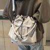 Bolso de relajación para mujer, nuevo bolso bandolera de lona versátil de otoño e invierno 2024, bolso tipo cubo portátil popular de este año
