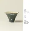 Taza de té pintada a mano con patrón floral blanco y diseño de sombrero de bambú, con un estilo delicado y refinado, perfecta para disfrutar del té en casa en un ambiente inspirado en el Zen.