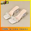 Pantuflas de tacón grueso con pedrería de cristal de tacón alto para mujer 2026 Verano Nuevo estilo Sandalias transparentes Versátiles para exteriores para mujer Tacones altos