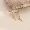 Pendientes de Lujo Ligero de Diseño Nicho de Gama Alta Incrustados con Diamantes para Mujer, Acero Inoxidable Chapado en Oro de 18 Quilates, Clavijas y Accesorios para Orejas que No se Desvanecen