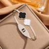 Pulsera clásica coreana para mujer de acero de titanio con trébol blanco y negro, moderna, combinable con todo, acero inoxidable, joyería sencilla al por mayor de fábrica
