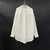 Nuevo conjunto de tres piezas de otoño de 2026 para mujer: camisa de corte ancho, blusa holgada y versátil + falda + calentadores de piernas
