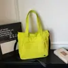Bolso de Hombro Casual Minimalista Blanco Leche con Múltiples Bolsillos y un Toque Artístico para Estudiantes Universitarias, Adecuado para Viajes Matutinos, Viajes y Compras