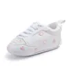 Nuevos zapatos deportivos de primavera y otoño con corazones y cinco estrellas para bebé y niño pequeño, suela suave, zapatos de ondas pequeñas, blanco, venta al por mayor 0813