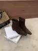 Botas de tornozelo de camurça com salto plataforma e bico quadrado para o início do outono em um esquema de cores Maillard, afinando com zíper traseiro, combinadas com uma saia e jeans de perna larga
