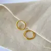 Anel liso simples de alta qualidade com superfície fotossensível estilo frio de aço titânio ouro 18K brinco de orelha presente de aniversário para homens e mulheres brincos de casal