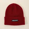 Gorro de Tela Tejida Gruesa con Etiqueta para Hombres y Mujeres Otoño e Invierno 2025 Nuevo Gorro de Lana Tejida Gorro Cálido de Invierno con Protección para los Oídos Gorro para el Frío