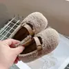 Moda Bebê Estilo Retrô Sapatos Peludos 2026 Inverno Meninas Plush Quente Sapatos Mary Jane Solado Macio Sapatos de Algodão Peludos