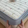 Faldón de cama acolchado con estampado de gasa de doble capa clase A, estilo pequeño y fresco, protector de colchón Simmons antideslizante totalmente cerrado, funda de faldón de cama~