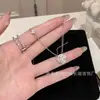 Colar com Pingente Flor de Trevo de Quatro Folhas Doce e Luxuoso com Diamantes, Apresentando um Design Único para Senhoras, Fresco e Elegante, com um Toque de Luxo e Estilo Versátil