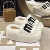 Pantuflas cómodas, de felpa y con suela gruesa para mujer, perfectas para usar en otoño e invierno, con un nuevo diseño de patrones de letras y un estilo versátil para 2026