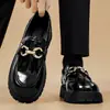 Zapatos de Cuero Estilo Retro Americano Tallas Grandes Transfronterizos Suela Gruesa Dedo Gordo Derby Aumentadores de Altura Zapatos de Trabajo Casuales Zapatos de Cuero Slip-on con Hebilla Metálica