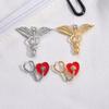 Broche de la serie de atención médica europea y americana, estetoscopio, alas de corazón, pin, insignia de amor creativa, nueva aleación