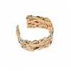 Estilo europeu e americano, pulseira circular aberta plissada de metal exagerada, um acessório luxuoso e de alta qualidade, moderno e intrincadamente desenhado, uma joia única para mulheres
